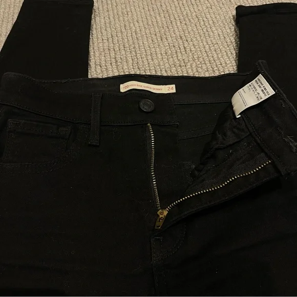 Levi’s Women’s 720 High-Rise Super-Skinny Jeans in Blackest Night (24) - Picture 3 of 6